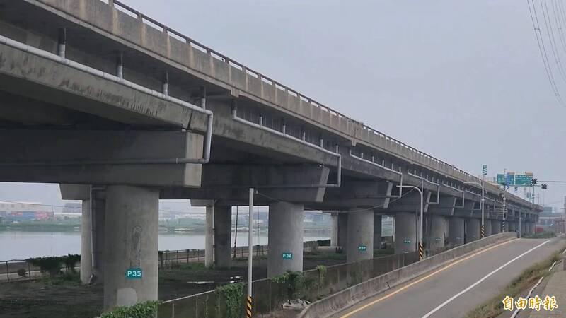 台61线南下靠近鹿港交流道路段,发生一起联结车轮胎滚落车道,弹飞掉落大海。(记者张聪秋摄) 台61线南下靠近鹿港交流道路段,发生一起联结车轮胎滚落车道,弹飞掉落大海。(记者张聪秋摄)