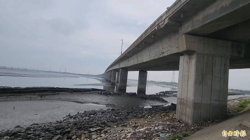 重达200多公斤的大轮胎弹飞掉落海里,没有伤及无辜。(记者张聪秋摄) 重达200多公斤的大轮胎弹飞掉落海里,没有伤及无辜。(记者张聪秋摄)