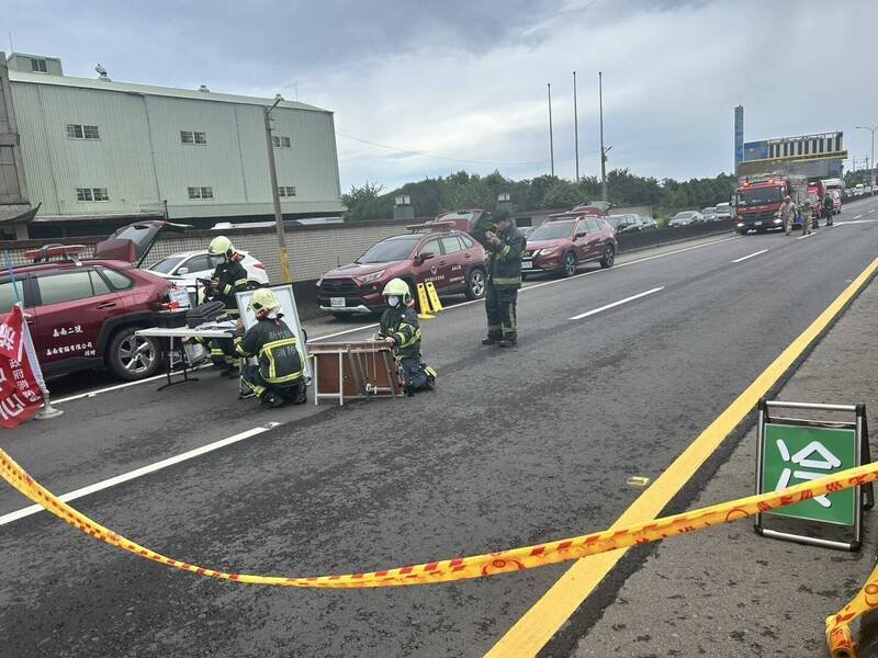 新竹县消防局将现场划分警戒区及封闭单向车道,目前西滨路二段南下路段封闭,请用路人车提前绕道。(新竹县消防局提供) 新竹县消防局将现场划分警戒区及封闭单向车道,目前西滨路二段南下路段封闭,请用路人车提前绕道。(新竹县消防局提供)