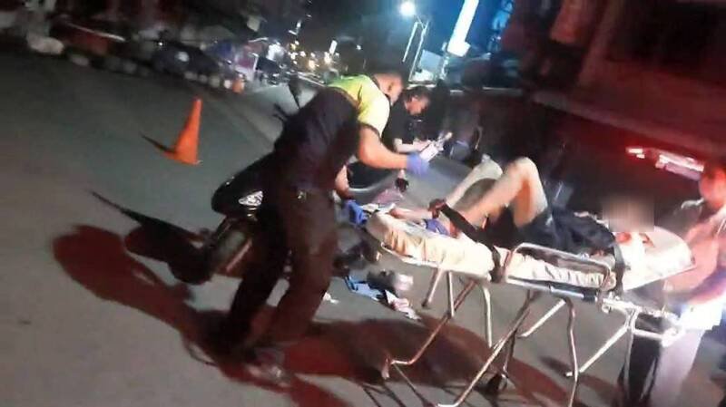 救护人员把高粱酒从林男身上取下,将他送医。(图由民众提供) 救护人员把高粱酒从林男身上取下,将他送医。(图由民众提供)