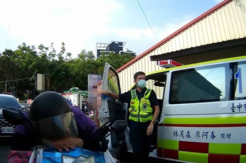 警方通报消防局救护车赶抵。(民众提供) 警方通报消防局救护车赶抵。(民众提供)