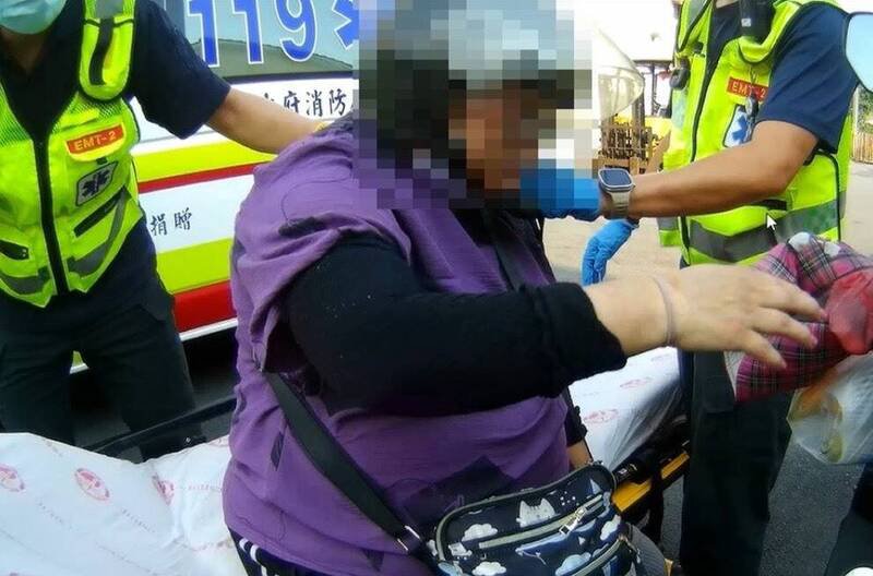 王妇被紧急送医。(民众提供) 王妇被紧急送医。(民众提供)