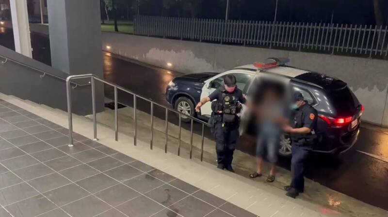 警方将涉案黄男带回厘清案情。(民众提供) 警方将涉案黄男带回厘清案情。(民众提供)