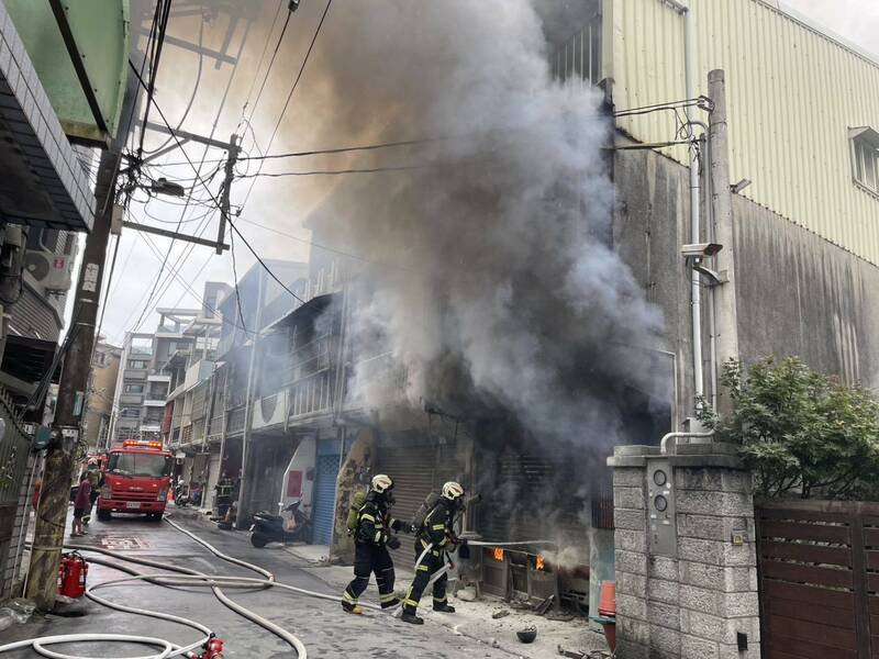 桃园市八德区建兴街1处民宅20日上午发生火警,大量浓烟窜出,现场还传出爆炸声响。(记者郑淑婷翻摄) 桃园市八德区建兴街1处民宅20日上午发生火警,大量浓烟窜出,现场还传出爆炸声响。(记者郑淑婷翻摄)