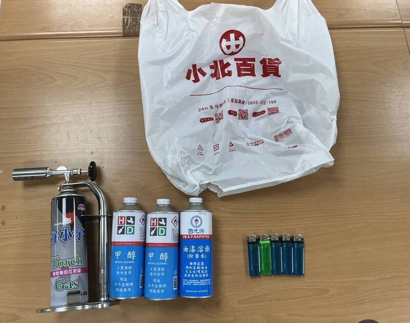 警方搜出瓦斯喷灯、酒精、松香水等证物。(记者姚岳宏翻摄) 警方搜出瓦斯喷灯、酒精、松香水等证物。(记者姚岳宏翻摄)