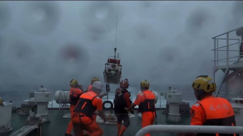不畏双台袭扰、海象恶劣,海巡苦战千浬成功救援受伤船长。(海巡署提供) 不畏双台袭扰、海象恶劣,海巡苦战千浬成功救援受伤船长。(海巡署提供)