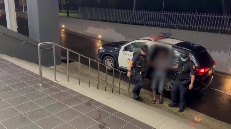 警方3小时后逮捕黄男。(民众提供) 警方3小时后逮捕黄男。(民众提供)