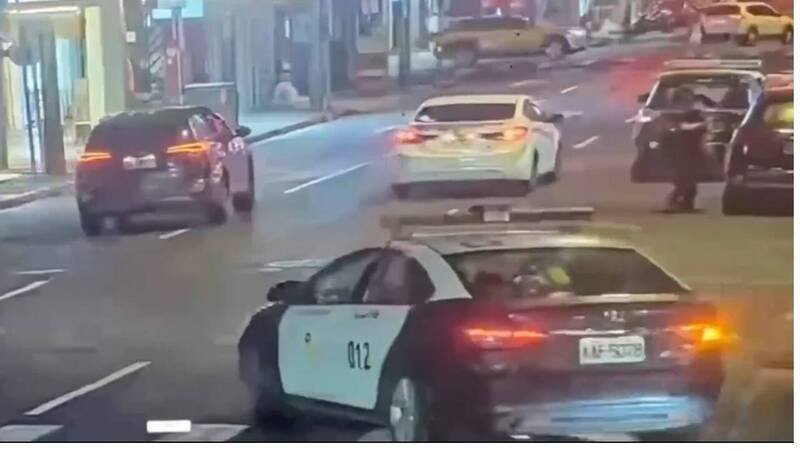 警方获报赶往现场。(记者王冠仁翻摄) 警方获报赶往现场。(记者王冠仁翻摄)