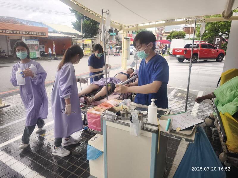恒春庙会鞭炮爆炸8人烧烫伤,恒基紧急救援。(恒基提供) 恒春庙会鞭炮爆炸8人烧烫伤,恒基紧急救援。(恒基提供)
