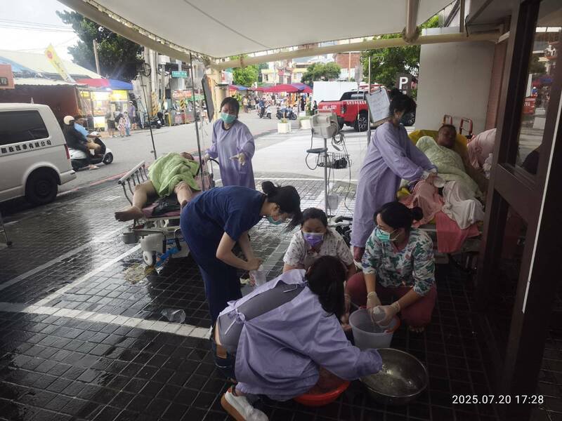 恒春庙会鞭炮爆炸8人烧烫伤。(恒基提供) 恒春庙会鞭炮爆炸8人烧烫伤。(恒基提供)