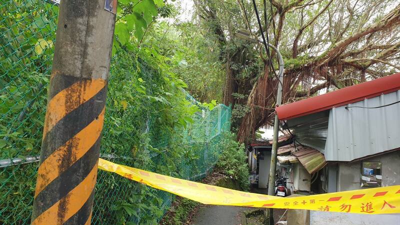 北市消防局出动2车5人前往查看,所幸没有造成伤亡,已在现场围起封锁线。(记者陆运锋翻摄) 北市消防局出动2车5人前往查看,所幸没有造成伤亡,已在现场围起封锁线。(记者陆运锋翻摄)