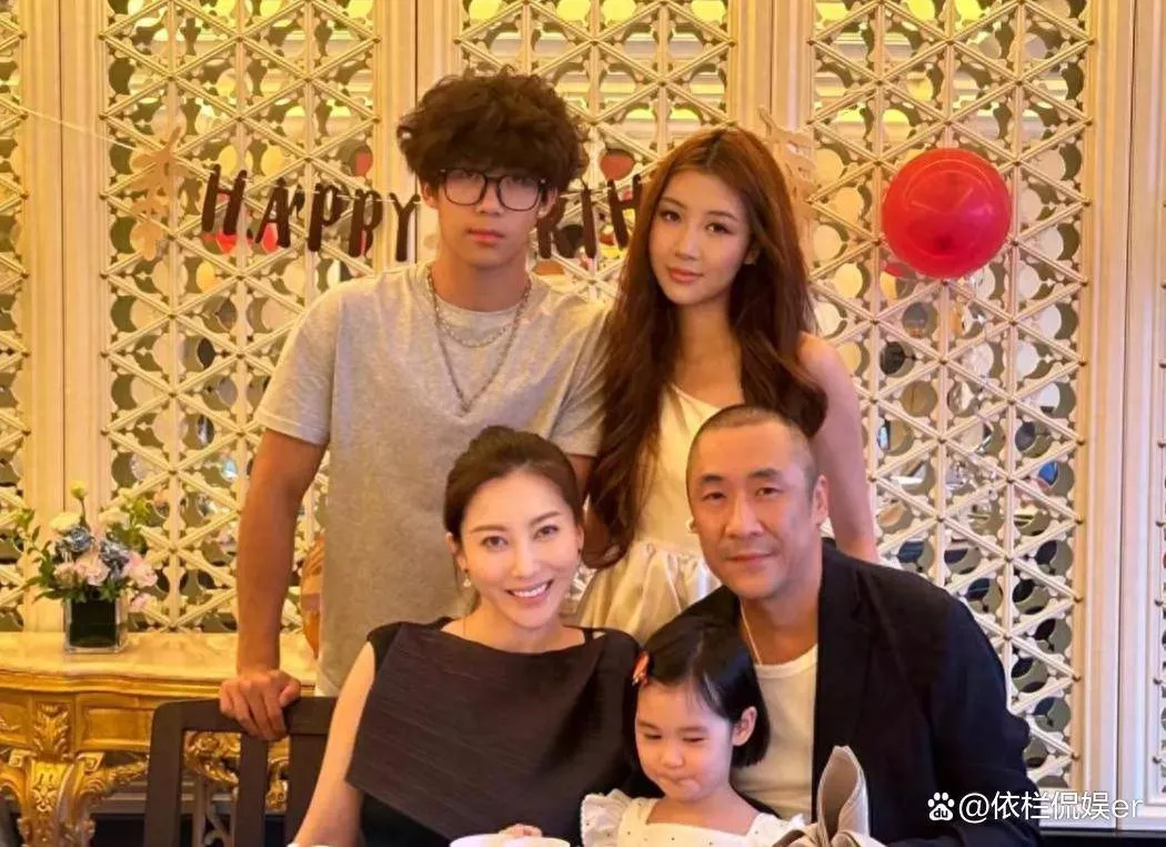 章子怡侄女19岁生日，章爸首露面头发花白