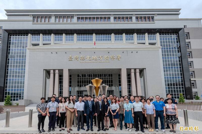 彰化地检署检察长谢名冠,率领同仁在新厅舍前举行首次升旗典礼,在公共艺术「公义不贰」的见证下,宣示司法服务迈向新里程。(记者陈冠备摄) 彰化地检署检察长谢名冠,率领同仁在新厅舍前举行首次升旗典礼,在公共艺术「公义不贰」的见证下,宣示司法服务迈向新里程。(记者陈冠备摄)