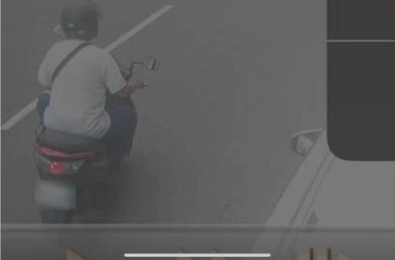 窃嫌得手后骑机车离去。(记者彭健礼翻摄) 窃嫌得手后骑机车离去。(记者彭健礼翻摄)