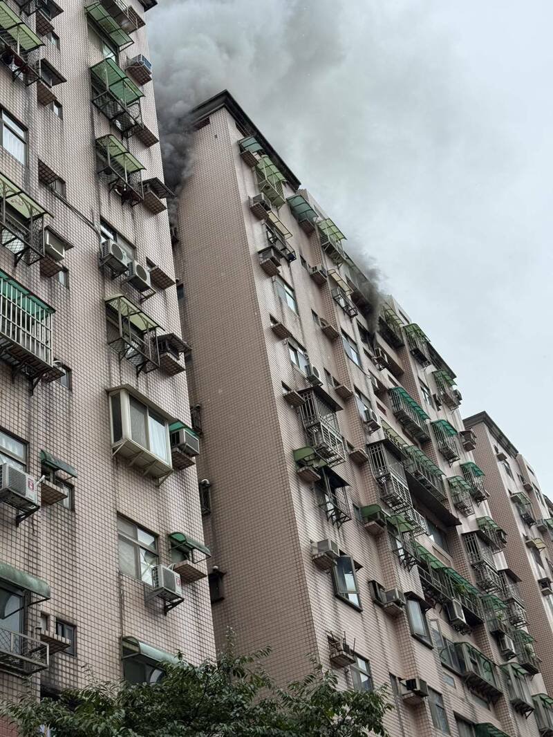 淡水某社区大楼9楼起火冒出浓烟。(记者徐圣伦翻摄) 淡水某社区大楼9楼起火冒出浓烟。(记者徐圣伦翻摄)
