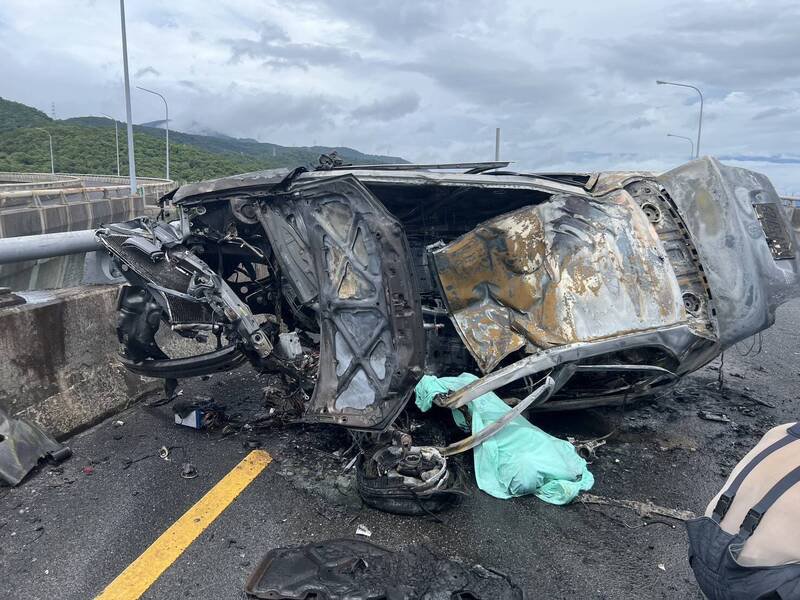 车子被烧成废铁,警方查出死者是苏澳海军中正基地女军官。(资料照,图由警方提供) 车子被烧成废铁,警方查出死者是苏澳海军中正基地女军官。(资料照,图由警方提供)
