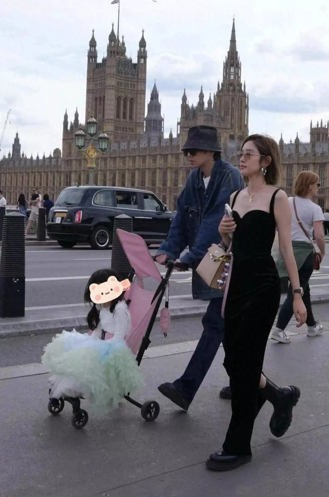 张若昀夫妇带娃做手工，唐艺昕穿白裙看着尴尬