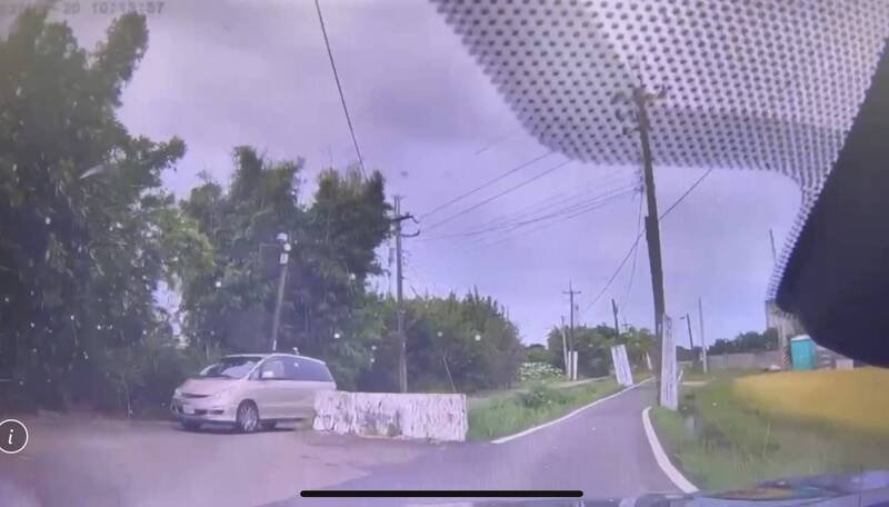 徐嫌偷车后与警狭路对决,「巴库」、回正后闯进死巷乖乖下车就范。(记者李容萍翻摄) 徐嫌偷车后与警狭路对决,「巴库」、回正后闯进死巷乖乖下车就范。(记者李容萍翻摄)