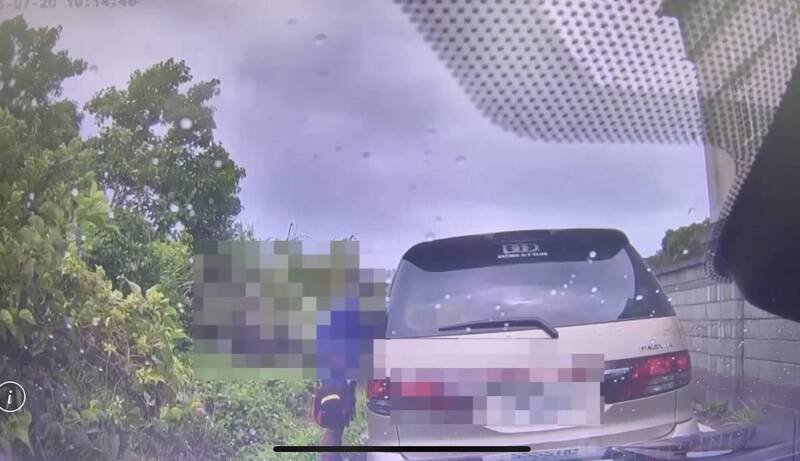 徐嫌偷车后与警狭路对决,「巴库」、回正后闯进死巷乖乖下车就范。(记者李容萍翻摄) 徐嫌偷车后与警狭路对决,「巴库」、回正后闯进死巷乖乖下车就范。(记者李容萍翻摄)
