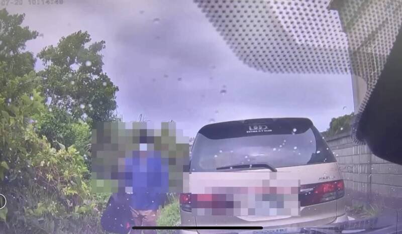 徐嫌偷车后与警狭路对决,「巴库」、回正后闯进死巷乖乖下车就范。(记者李容萍翻摄) 徐嫌偷车后与警狭路对决,「巴库」、回正后闯进死巷乖乖下车就范。(记者李容萍翻摄)