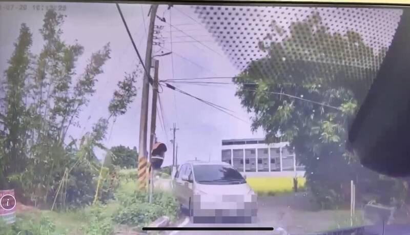 徐嫌偷车后与警狭路对决,「巴库」闯进死巷乖乖下车就范。(记者李容萍翻摄) 徐嫌偷车后与警狭路对决,「巴库」闯进死巷乖乖下车就范。(记者李容萍翻摄)