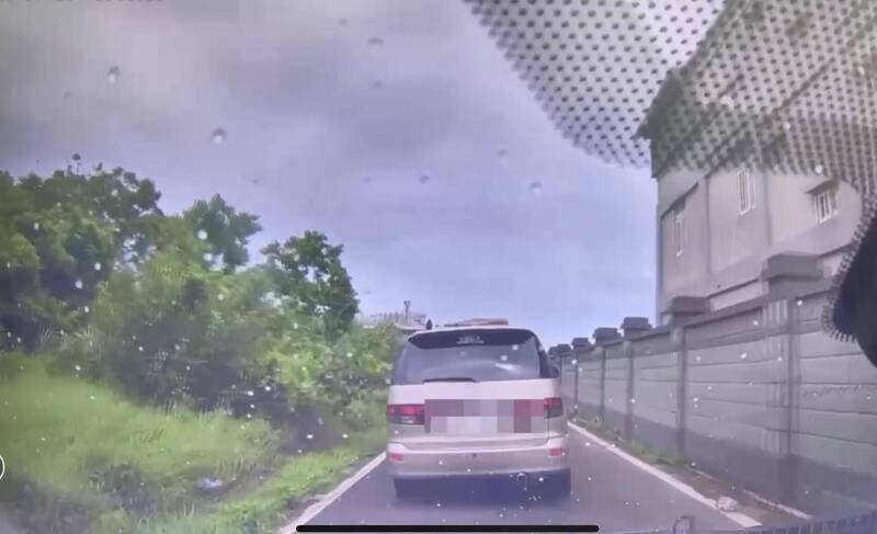 徐嫌偷车后与警狭路对决,「巴库」、回正后闯进死巷乖乖下车就范。(记者李容萍翻摄) 徐嫌偷车后与警狭路对决,「巴库」、回正后闯进死巷乖乖下车就范。(记者李容萍翻摄)
