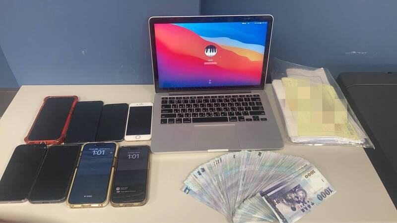 警方查扣手机、电脑、现金等赃证物。(记者徐圣伦翻摄) 警方查扣手机、电脑、现金等赃证物。(记者徐圣伦翻摄)