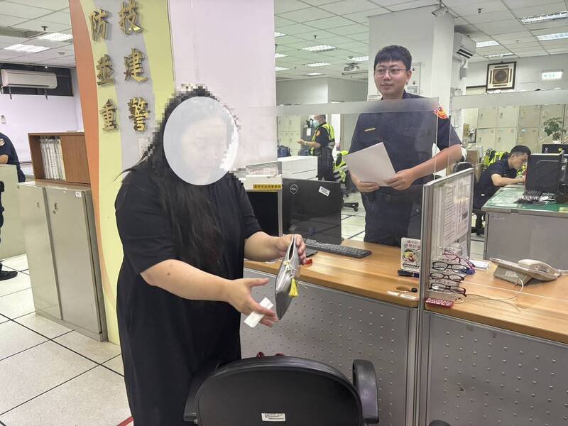 警方通知陈姓女导游领回失物。(警方提供) 警方通知陈姓女导游领回失物。(警方提供)