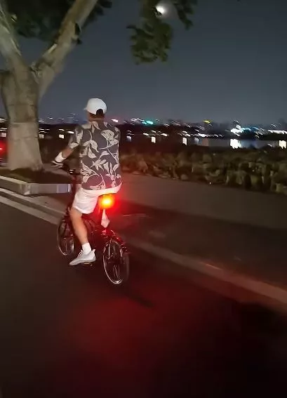 马云低调夜游西湖被拍 骑单车笑回女网友“很凉快”