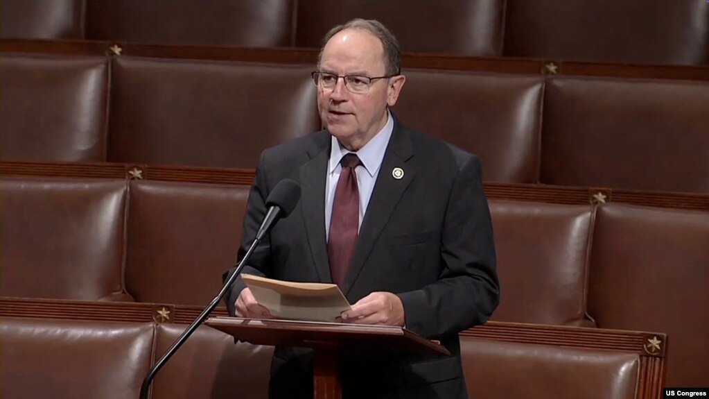 共和党众议员汤姆·蒂法尼在众议院会场发表讲话,敦促同事支持他就2026财年《国防授权法案》提出的“诚实地图”修正案,禁止五角大楼制作和展示把台湾描述为中华人民共和国一部分的地图。(2025年7月17日)