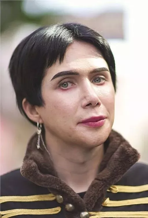 为变韩国人 英国网红专门做DD缩小手术还变性 现在又想变回来…