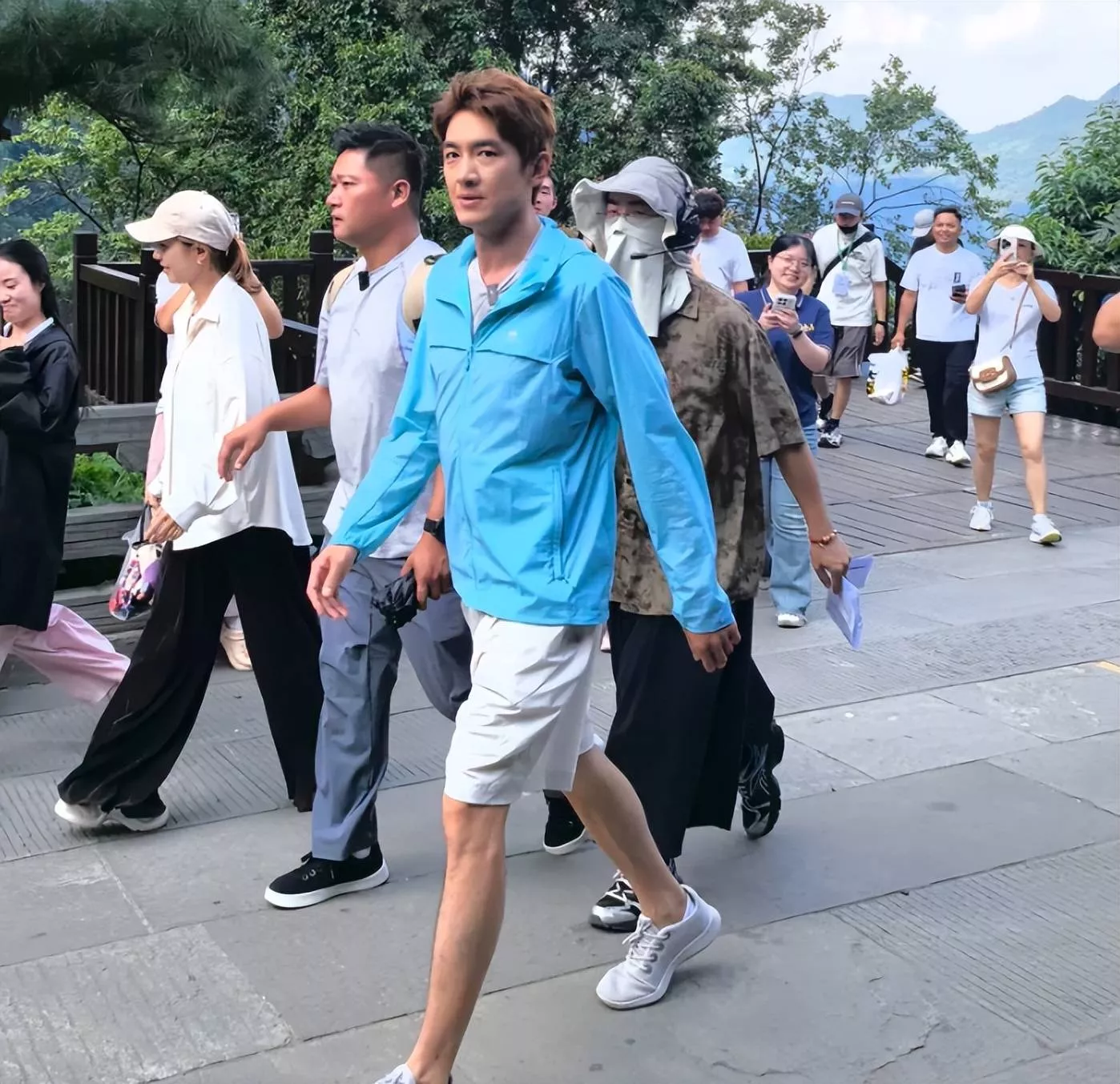 37岁林更新近照太沧桑，皮松脸垮像50岁