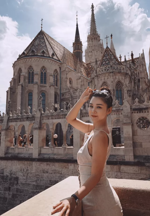 带儿子匈牙利过暑假,李小萌少女脸但大粗腿