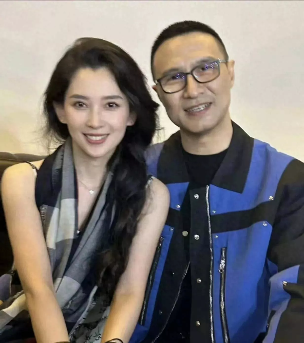 汪峰和女友在日本度假,森林北穿露肩衫秀身材