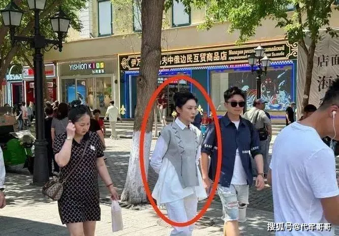 53岁前央视主持文清近况曝光,身材发福难掩气质