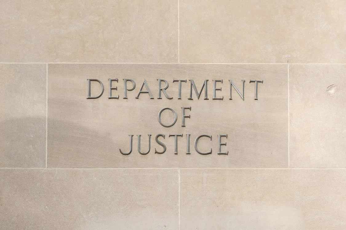 爱泼斯坦名单未出 司法部转头解密希拉里“邮件门”