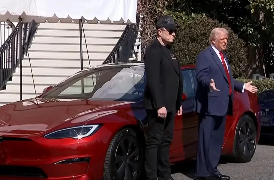 今年3月，特朗普买下一辆特斯拉，以示对马斯克的支持 视频截图