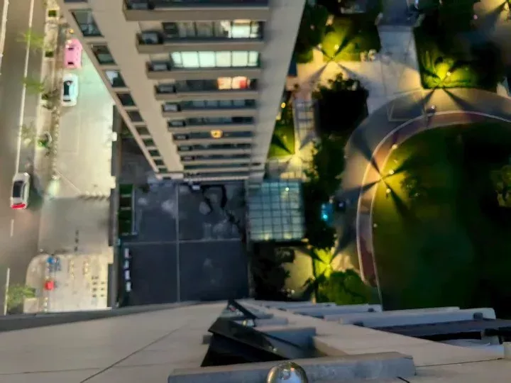 从19楼望下去，二层是水泥平台