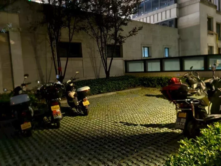 坠落点方砖空地