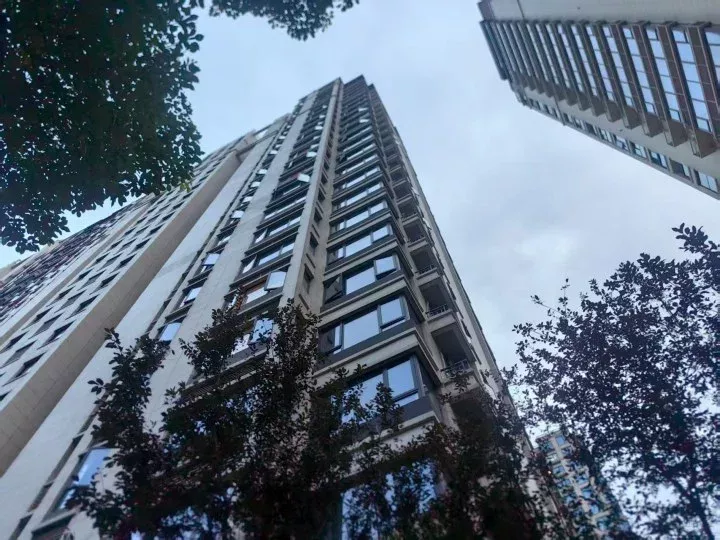 孩子18楼坠楼生还，妈妈给救命树系红花