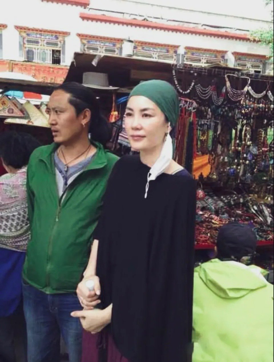 56岁王菲西藏祈福 素颜戴绿色头巾显脸肿 眼袋明显 岁月感很重