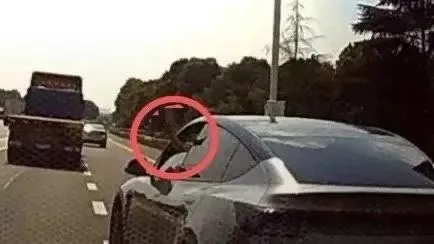 特斯拉高速上多次别车,比不雅手势,警方行拘5日