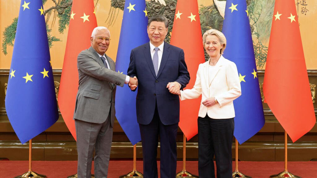 中国国家主席习近平2025年7月24日在北京人大会堂,与出席中欧建交50周年峰会的欧盟委员会主席冯德莱恩及欧盟理事会主席科斯塔会谈。 中国国家主席习近平2025年7月24日在北京人大会堂,与出席中欧建交50周年峰会的欧盟委员会主席冯德莱恩及欧盟理事会主席科斯塔会谈。