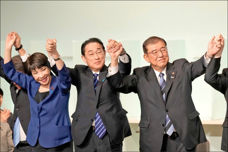 去年曾与自民党现任总裁石破茂(右一)竞逐党魁宝座的候选人中,高市早苗(左一)被视为争取下任总裁的热门人选之一,还有人认为前首相岸田文雄(中)将是「黑马」。 (欧新社文件照)