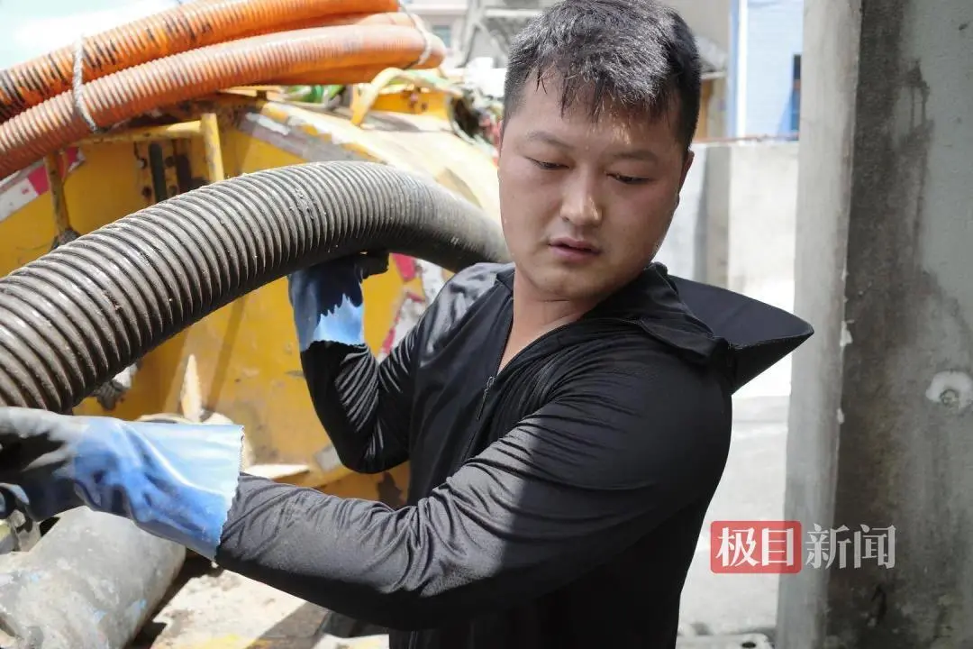 “上班开粪车下班开奔驰”小伙回应质疑：掏粪公司是爸爸的
