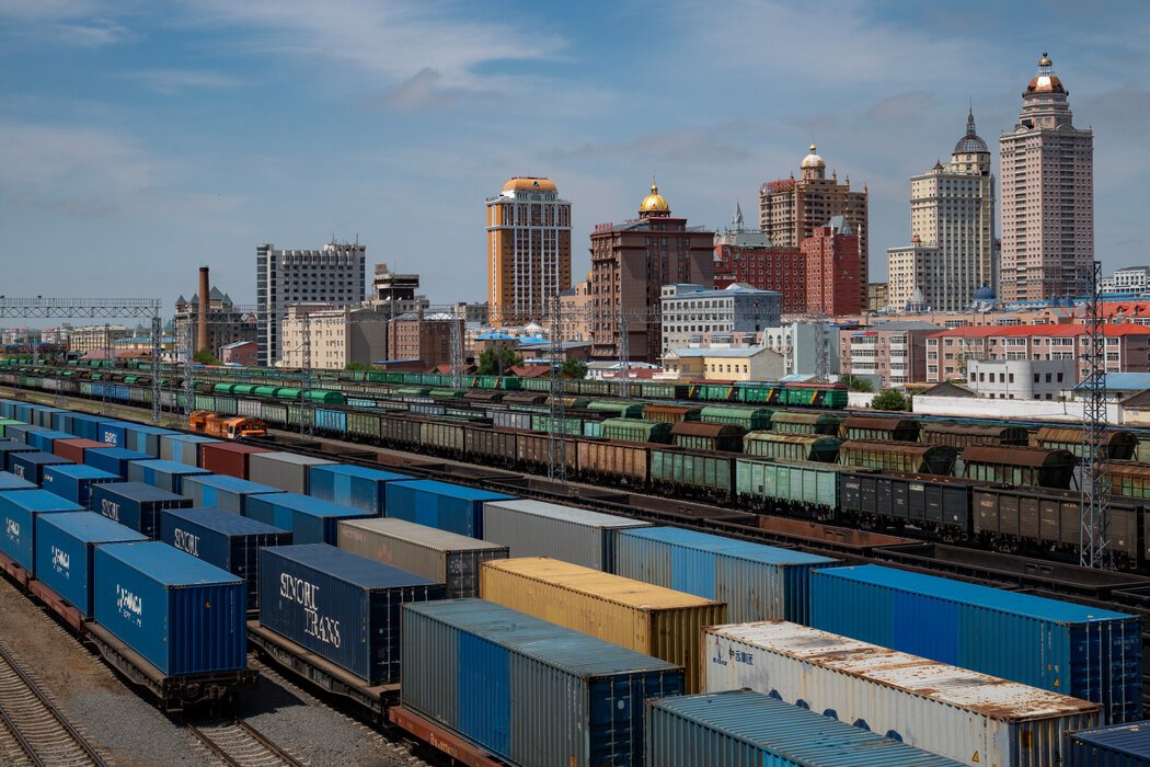 满洲里的铁路货场。20世纪50年代,苏联顾问曾帮助中国建设钢铁厂、铁路和兵工厂,但现在俄罗斯以提供原材料来换取制成品。