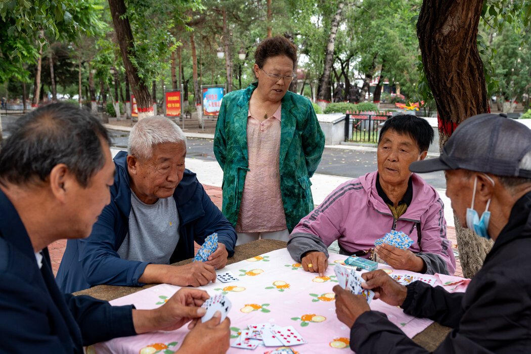 老人在苏联红军烈士公园里打牌。