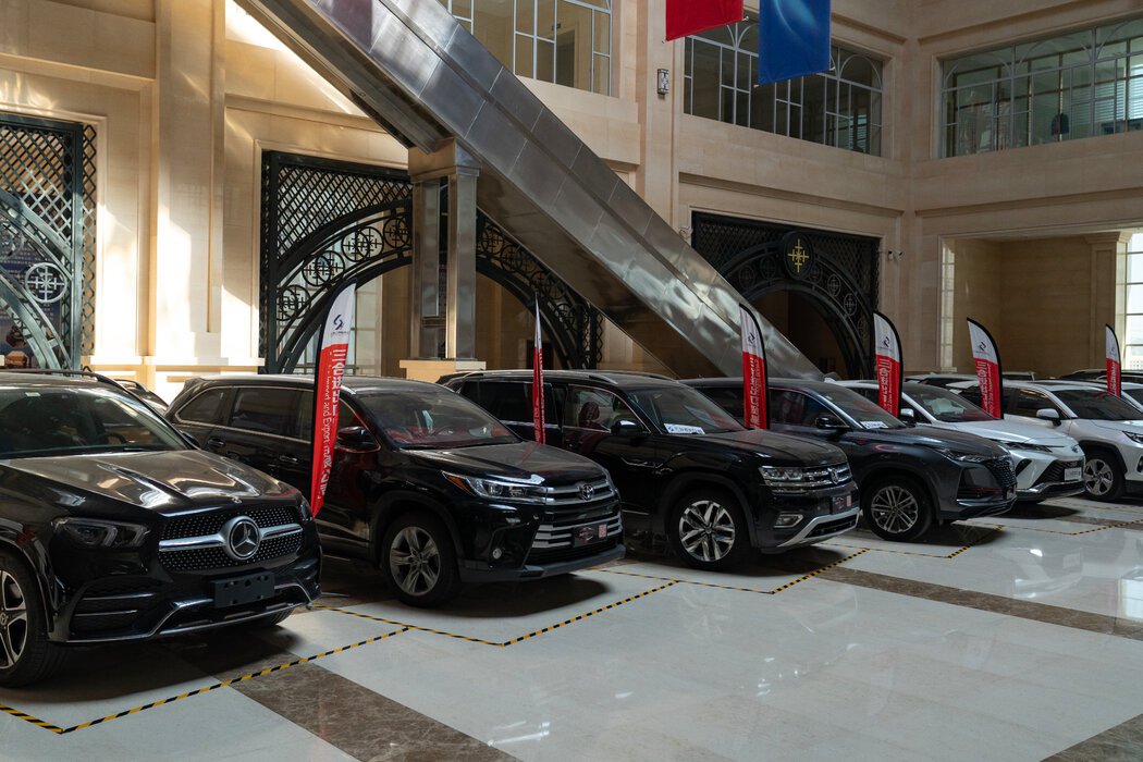 在一家豪华的二手车行,俄罗斯人选购几乎全新的汽车运回家乡。