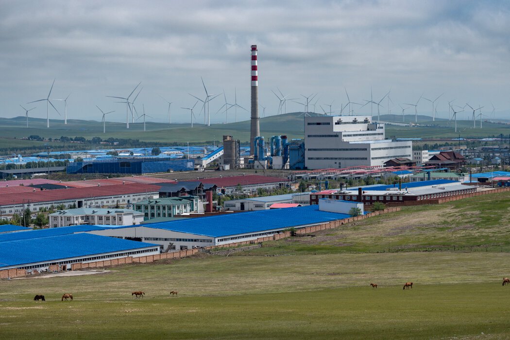 一座发电厂,旁边的风力涡轮机现在为满洲里提供电力。这座发电厂过去常年燃烧煤炭和木材废料发电,但现在只运行半年,为城市提供冬季供暖。