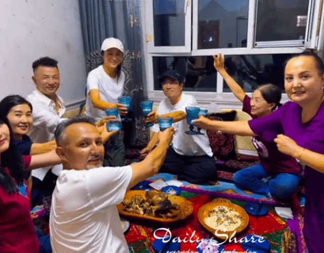 汤唯祖孙三代同框,9岁女儿个头真高,72岁母亲打扮时髦气质超好